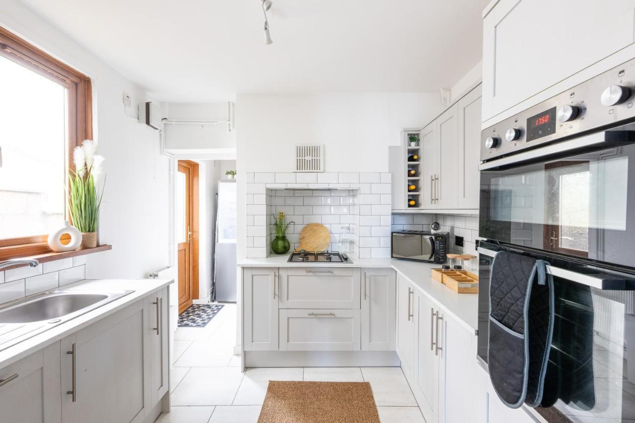 Levi Suite By Koya Homes - 3-Bedroom Home, Downtown Cardiff, Free Parking Bagian luar foto
